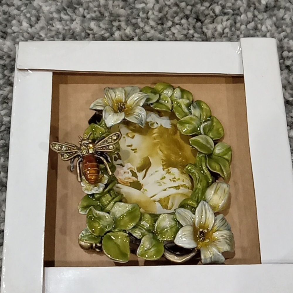 Pair of 2 Tizo design picture frames Lady Bug & Bee with Floral Foliage NWT - Picture 2 of 6